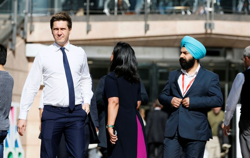 &copy; Reuters. People walk through the financial district of Canary Wharf, London