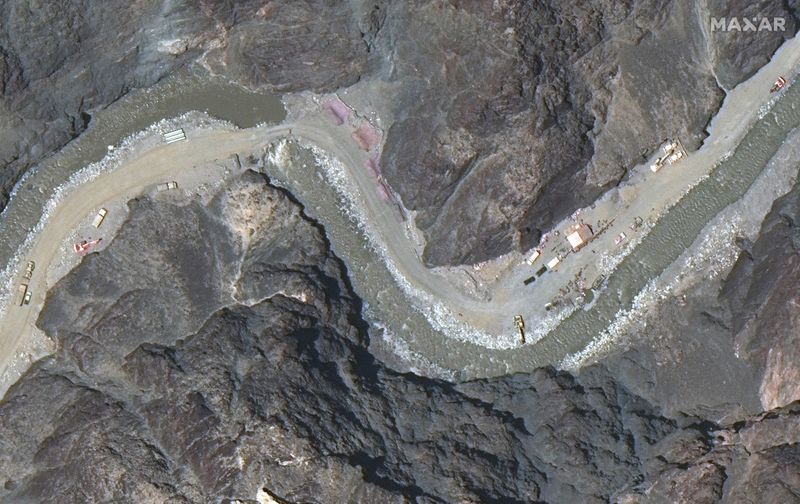 &copy; Reuters. La imagen del satélite Maxar WorldView-3 muestra una vista cercana de la construcción de una carretera cerca de la frontera de la Línea de Control Actual (LAC) en el sector oriental de Ladakh del Valle de Galwan, el 22 de junio de 2020