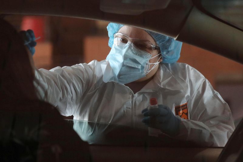 &copy; Reuters. People line up to be tested for coronavirus disease in Phoenix