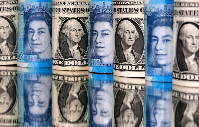 &copy; Reuters. FILE PHOTO: Pound and U.S. dollar bills are seen in this illustration