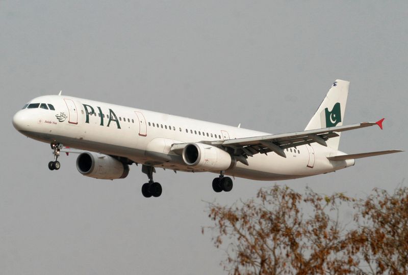 &copy; Reuters. FILE PHOTO: A Pakistan International Airlines plane prepares to land at Islamabad airport in Islamabad