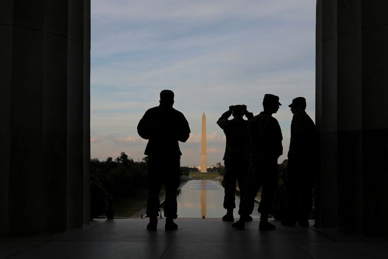 &copy; Reuters. Agentes da Guarda Nacional dos EUA monitoram Lincoln Memorial durante protesto em Washington