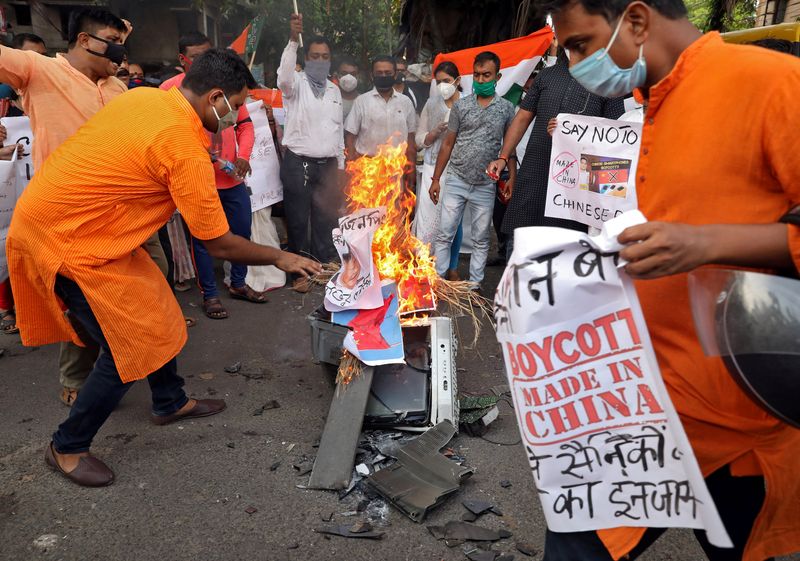 &copy; Reuters. FILE PHOTO: Supporters of India&apos;s ruling BJP burn an effigy depicting Chinese President Xi Jinping during a protest against China, in Kolkata
