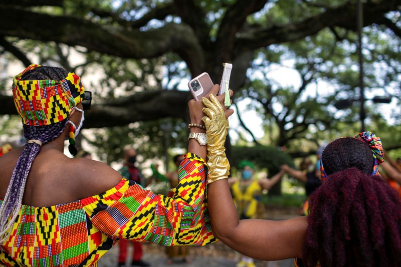 © Reuters. People celebrate Juneteenth in New Orleans