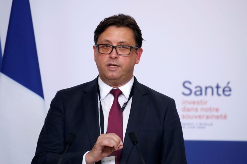 © Reuters. FILE PHOTO: Paul Hudson, CEO of Sanofi, delivers a speech at the French drugmaker's vaccine unit Sanofi Pasteur plant near Lyon