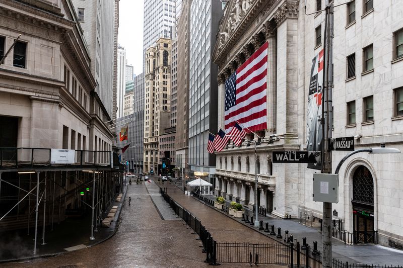 &copy; Reuters. 新型コロナ再拡大で米株価にリスク、「過大評価」の懸念も