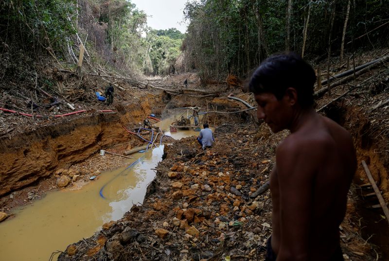 &copy; Reuters. FILE PHOTO: A Yanomami indian follows agents of Brazil&apos;s environmental agency in a gold mine during an operation against illegal gold mining on indigenous land, in the heart of the Amazon rainforest