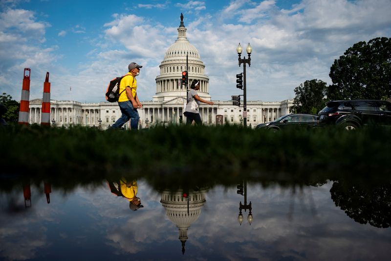 © Reuters. A man walks past the U.S. Capitol building in Washington