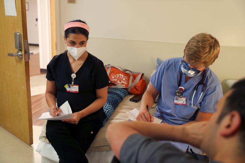 &copy; Reuters. Médica Zafia Anklesaria, grávida, durante reunião com outros médicos em hospital da Califórnia