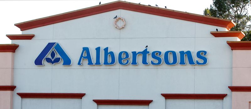 &copy; Reuters. FILE PHOTO: Birds perch upon signage for an Albertsons grocery store in Burbank, California