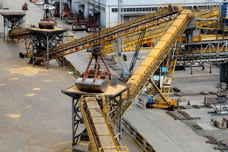 © Reuters. Descarregamento de soja importada do Brasil no porto de Lianyungang, China