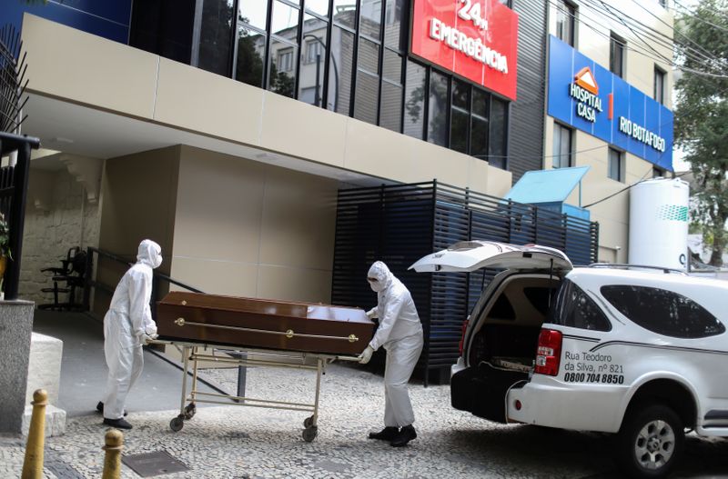 &copy; Reuters. Serviço funerário transporta corpo de pessoa morta com coronavírus no Rio de Janeiro (RJ)