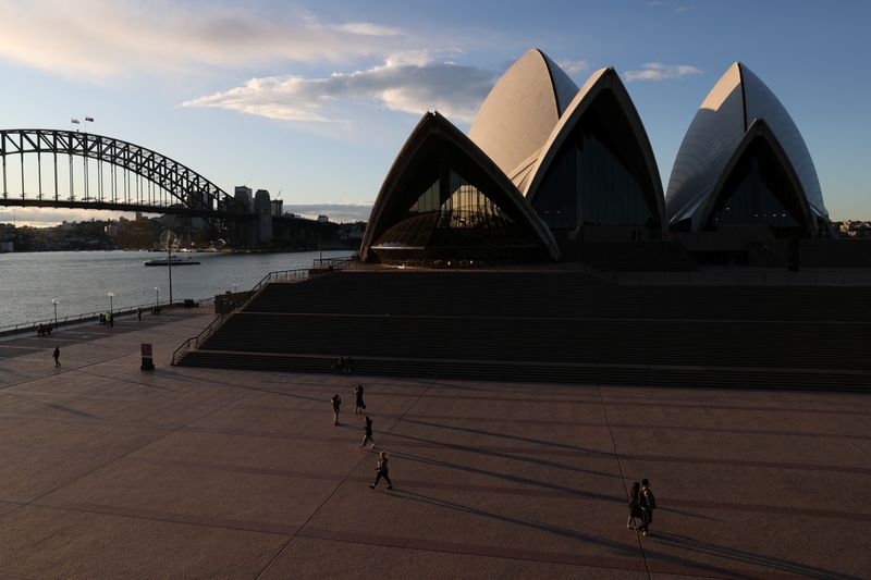 &copy; Reuters. People are seen walking in front of the Sydney Opera House and Sydney Harbour Bridge in Sydney