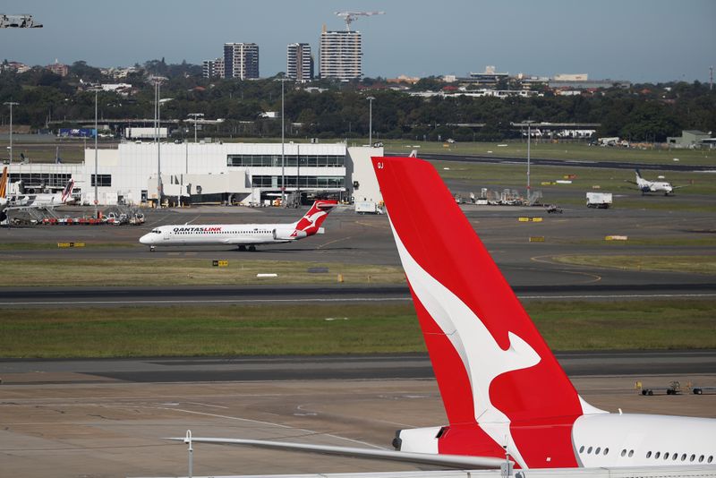 © Reuters. FOTO DE ARCHIVO: FOTO DE ARCHIVO: Aviones de Qantas se ven en el Aeropuerto Internacional Kingsford Smith en Sydney
