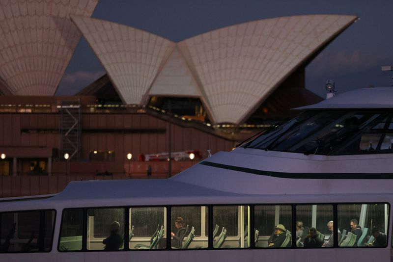 © Reuters. Passengers ride a ferry past the Sydney Opera House in Sydney