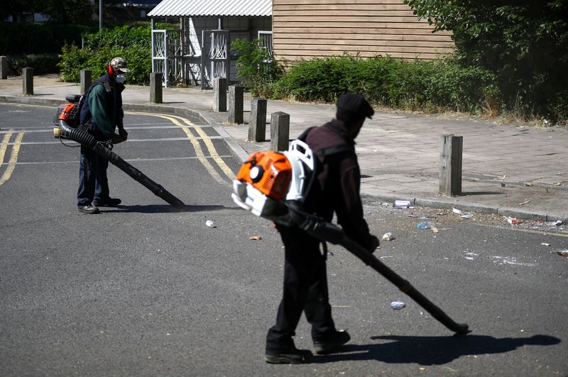 &copy; Reuters. FOTO DE ARCHIVO: Dos trabajadores limpian basura en Londres