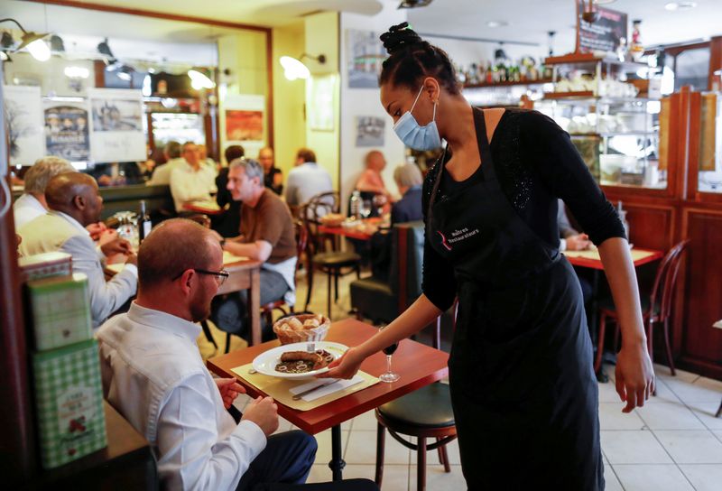 &copy; Reuters. FILE PHOTO:  Parisian restaurants re-open their halls