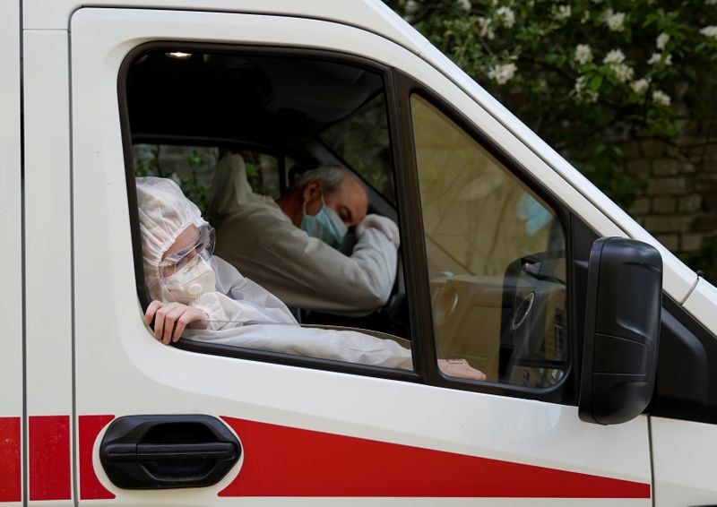 &copy; Reuters. FILE PHOTO: Paramedics carry out their duties amid the coronavirus disease outbreak in Tver