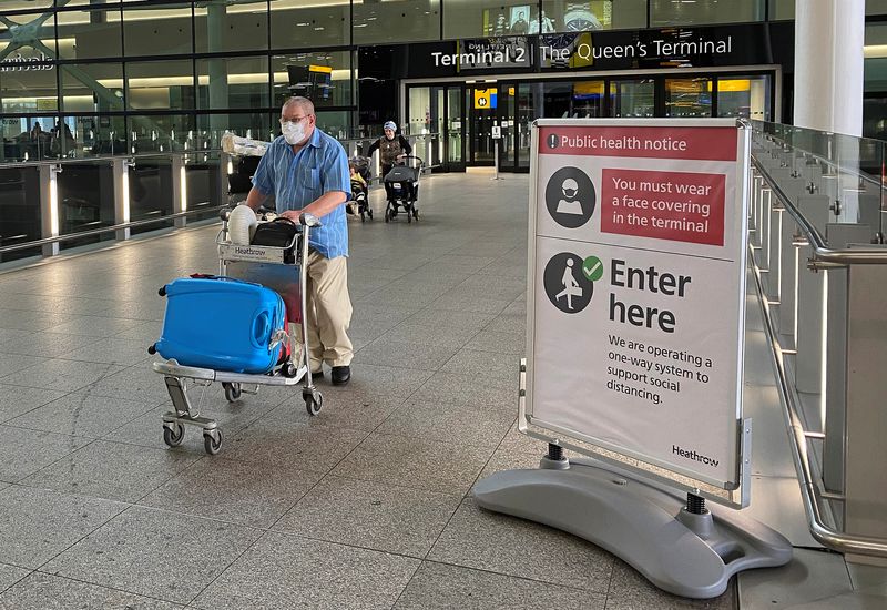 &copy; Reuters. FOTO DE ARCHIVO: Un pasajero camina a través de una terminal en el aeropuerto de Heathrow, mientras Reino Unido lanza su cuarentena de 14 días para las llegadas internacionales tras el brote de coronavirus, Londres, Reino Unido, 8 de junio de 2020