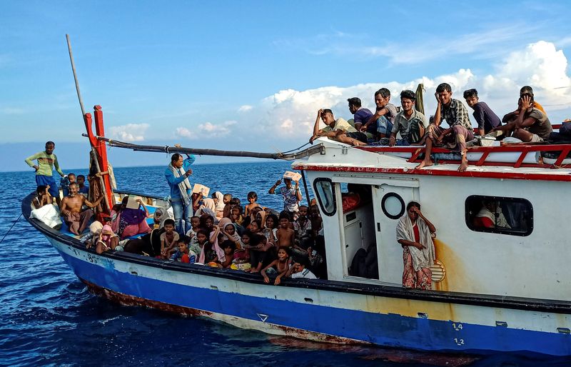 &copy; Reuters. صيادون من إندونيسيا ينقذون نحو 100 لاجئ من الروهينجا في أتشيه