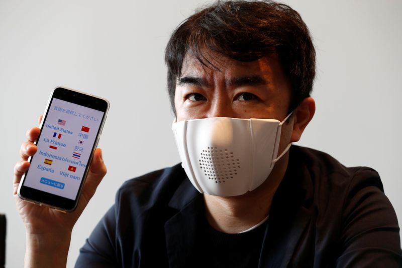 © Reuters. La máscara C de la startup japonesa Donut Robotics y su aplicación en Tokio