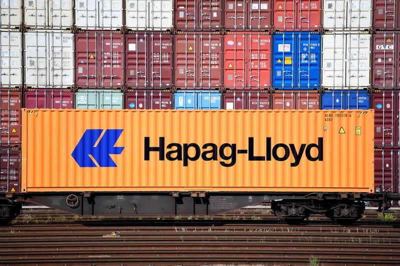 &copy; Reuters. FILE PHOTO: A Hapag-Lloyd container is pictured at a loading terminal in the port of Hamburg