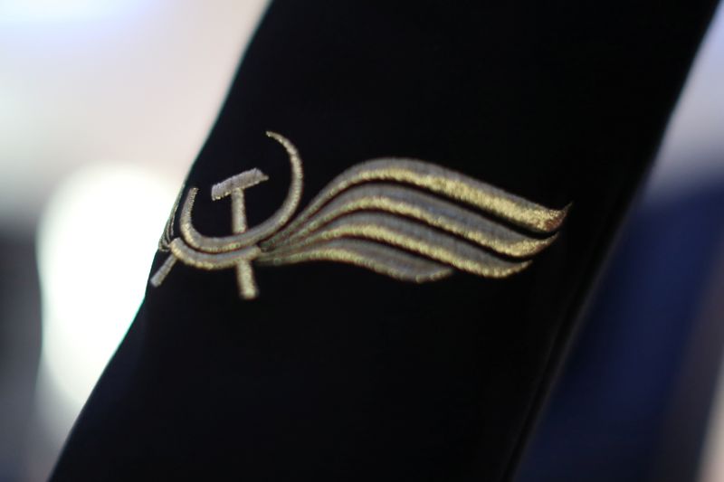 &copy; Reuters. Логотип Аэрофлота на форме бортпроводника