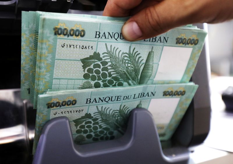 &copy; Reuters. FILE PHOTO: Lebanese pound banknotes are seen at a currency exchange shop in Beirut