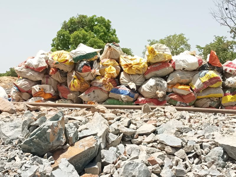 © Reuters. Bags full of gold-bearing ore are seen prior to the ore being processed and gold extracted at aan artisanal mining site  near Dano,