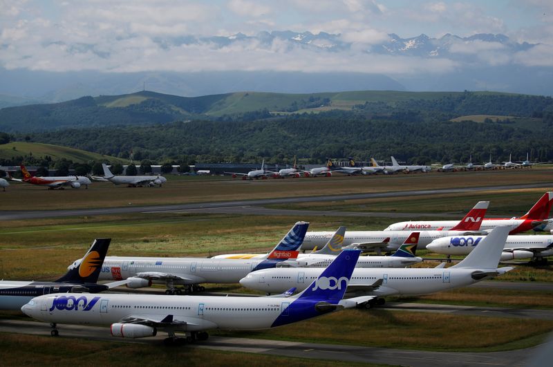 © Reuters. Grounded jetliners stored at Tarmac Aerosave in Tarbes