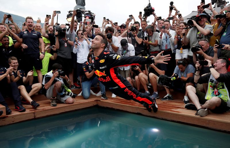 &copy; Reuters. FILE PHOTO: Monaco Grand Prix winner Daniel Ricciardo of Red Bull Racing belly flops into a pool as he celebrates with his team