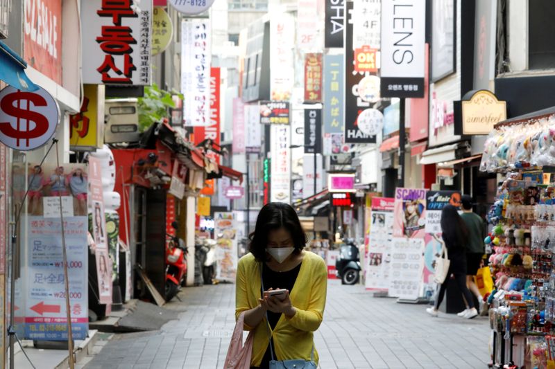 &copy; Reuters. Mulher usa máscara em distrito comercial de Seul