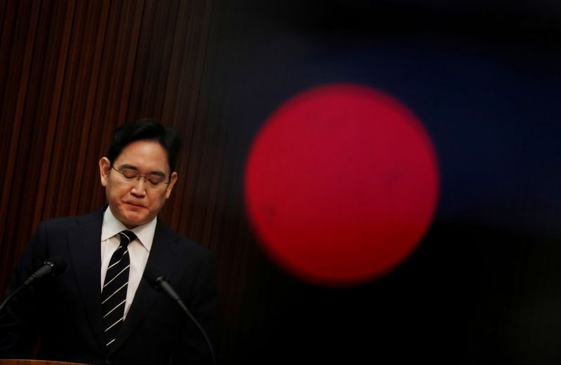 © Reuters. FILE PHOTO: Samsung Electronics Vice Chairman, Jay Y. Lee, speaks during a news conference at a company's office building in Seoul