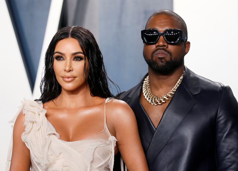 &copy; Reuters. Foto de archivo de Kim Kardashian y Kanye West llegando a la fiesta de los Oscar de Vanity Fair Oscar en Beverly Hills