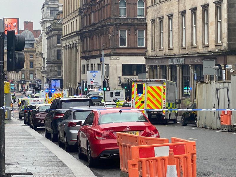 &copy; Reuters. Foto del viernes de personal de emergencia en la escena donde se reportó un ataque en Glasgow