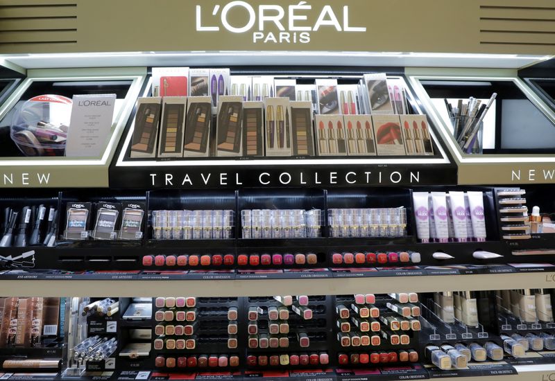 &copy; Reuters. FILE PHOTO: A cosmetic display of French cosmetics group L&apos;Oreal is seen at a duty free shop at the Nice International Airport, in Nice
