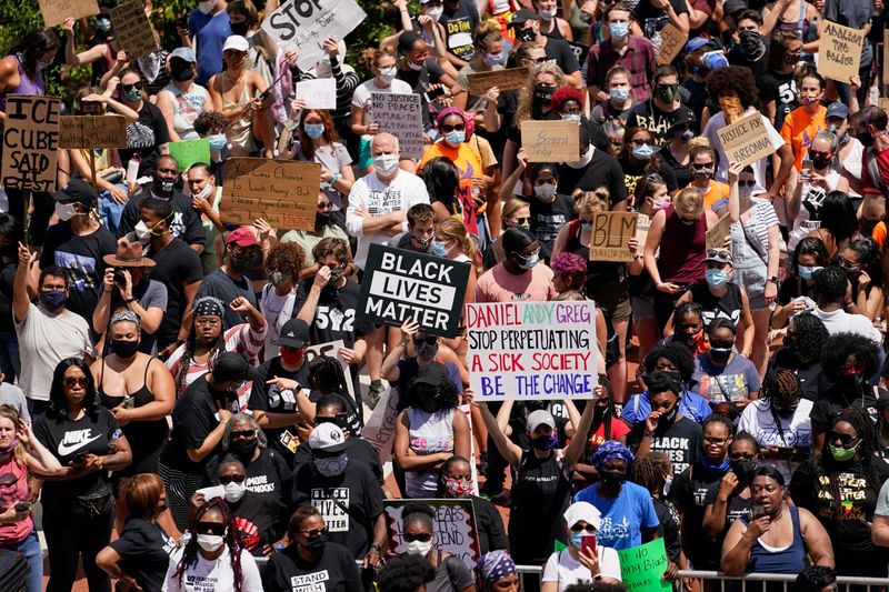 &copy; Reuters. Manifestantes contra o racismo na cidade norte-americana de Frankfort, no Estado do Kentucky