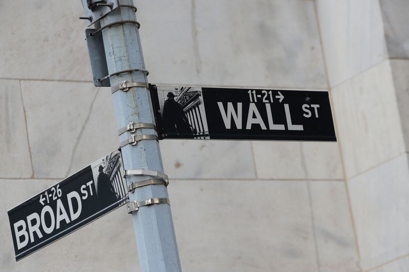 © Reuters. Уличный указатель Уолл-стрит у Нью-Йоркской фондовой биржи