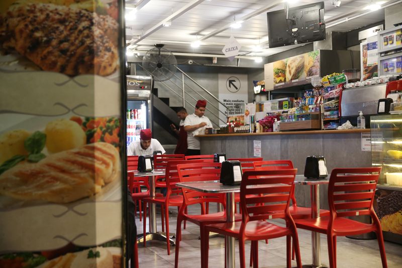 &copy; Reuters. Restaurante vazio em São Paulo durante pandemia de Covid-19
