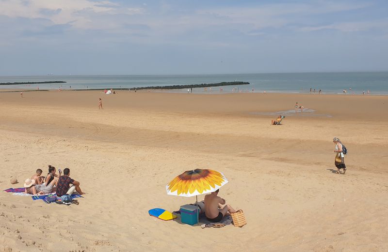 &copy; Reuters. بلجيكا تستخدم خاصية تتبع الهواتف المحمولة للحد من الزحام على الشواطئ