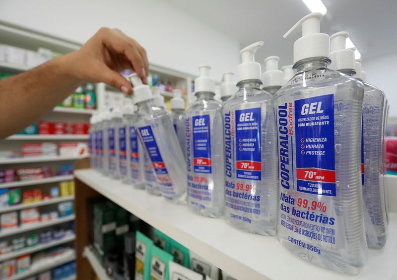© Reuters. Vendedor ajusta produtos em prateleira de farmácia em Porto Alegre (RS)