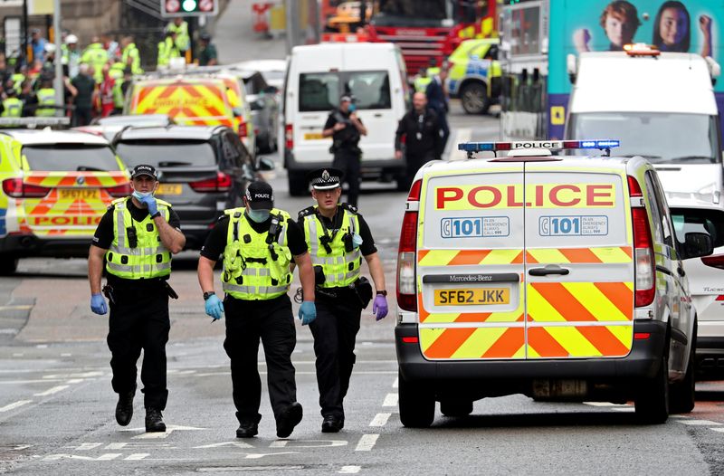 © Reuters. Policías caminan en la lugar de los múltiples apuñalamientos reportados en la calle West George en Glasgow, Escocia, Gran Bretaña.