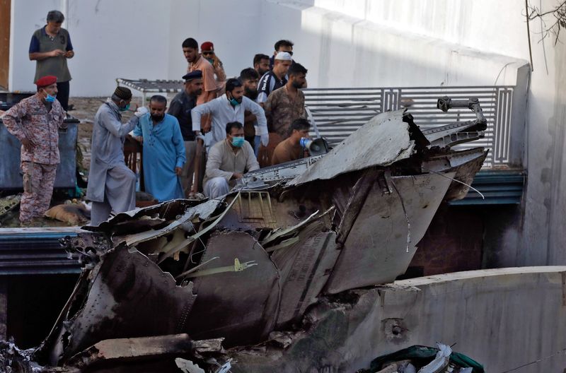 © Reuters. وزير: باكستان تفصل 262 طيارا للاشتباه بتزوير شهاداتهم
