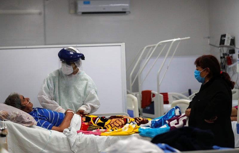 &copy; Reuters. Médico atente paciente da Covid-19 em hospital nos arredores de Buenos Aires
