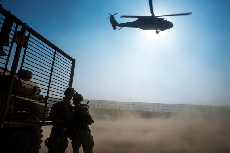 &copy; Reuters. صحيفة: روسيا قدمت مكافآت لمسلحين أفغان لقتل جنود أمريكيين