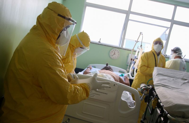 &copy; Reuters. Profissionais de saúde tratam de paciente com coronavírus em hospital em Santo André (SP)