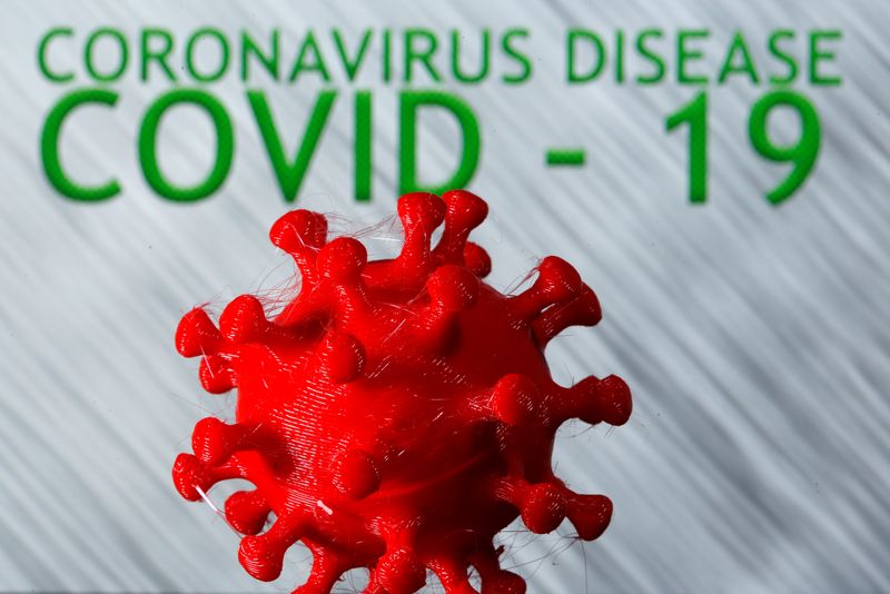 &copy; Reuters. FOTO DE ARCHIVO: Se ve un modelo de coronavirus impreso en 3D frente a las palabras enfermedad de coronavirus (COVID-19) en esta ilustración