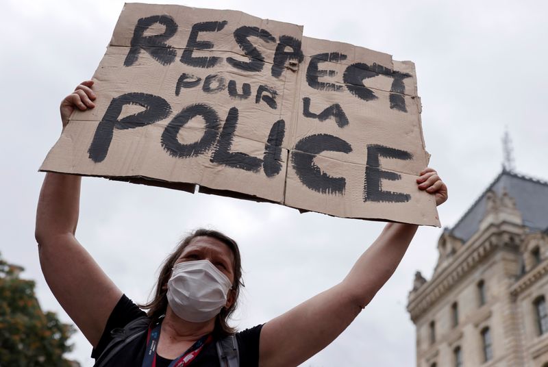 &copy; Reuters. تظاهر زوجات رجال شرطة بفرنسا لحث الحكومة على &quot;احترام الشرطة&quot;