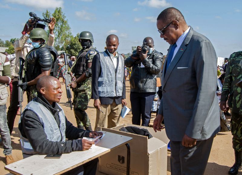 © Reuters. رئيس مالاوي الذي يواجه الهزيمة يقول الانتخابات شابتها مخالفات