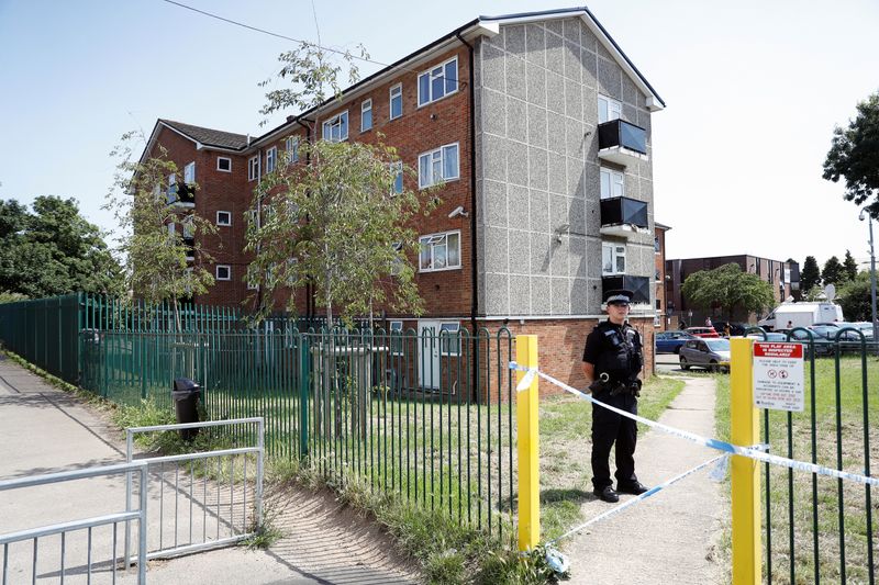 © Reuters. شرطة مكافحة الإرهاب تتهم رجلا بارتكاب 3 جرائم قتل في هجوم بسكين في إنجلترا